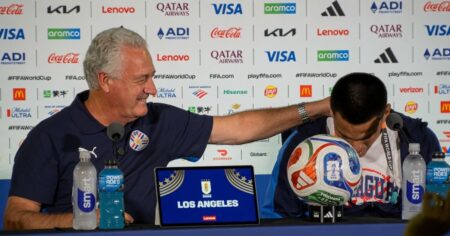 Video: Diego Gómez lloró a lado de Alfaro por debutar en el Mundial imagen-14