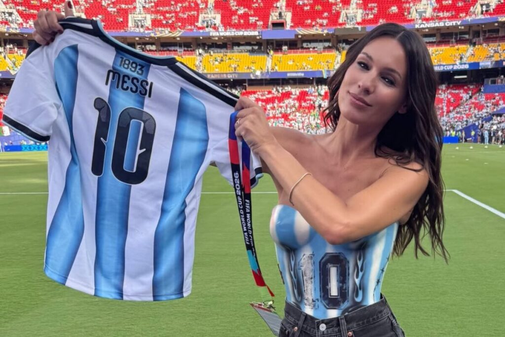 El impactante look de Pampita para el debut de la Argentina en el Mundial: corset celeste y blanco y short de jean El impactante look de Pampita para el debut de la Argentina en el Mundial: corset celeste y blanco y short de jean imagen-5