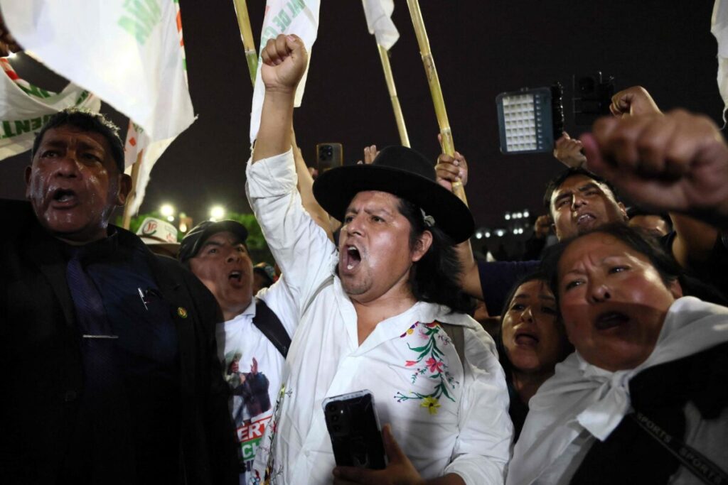 Balotaje en Perú: El conteo rápido da un empate técnico entre Keiko Fujimori y Sánchez y se define voto a voto imagen-94
