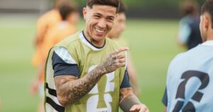 Enzo Fernández, ante la pregunta de Olé: "No me alcanzaría un libro para escribir todo lo que aprendí de Messi" imagen-1