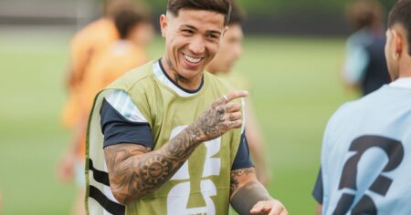 Enzo Fernández, ante la pregunta de Olé: "No me alcanzaría un libro para escribir todo lo que aprendí de Messi" imagen-6