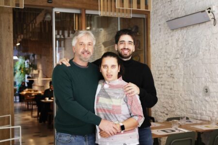 Es pediatra y creó el primer restaurante atendido por jóvenes neurodivergentes para ayudar a su hija a insertarse laboralmente imagen-9