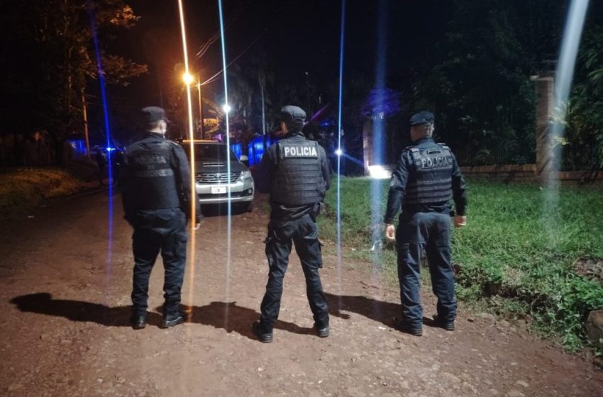 Caso Dulce María Candia en Eldorado: secuestraron un auto, celulares y prendas en tres allanamientos vinculados al femicidio Caso Dulce María Candia en Eldorado: secuestraron un auto, celulares y prendas en tres allanamientos vinculados al femicidio imagen-5