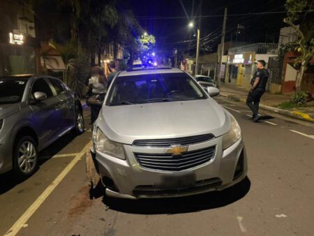Conducía alcoholizado, chocó dos autos estacionados y terminó detenido en Posadas imagen-16