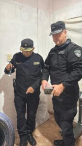 Dos narcos detenidos con una carga de droga y camionetas robadas fue el resultado de una investigación policial contra una organización criminal Dos narcos detenidos con una carga de droga y camionetas robadas fue el resultado de una investigación policial contra una organización criminal imagen-1