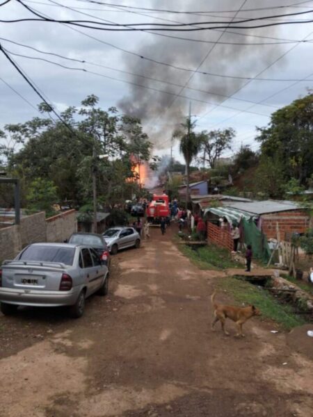 Dos familias perdieron sus viviendas en un incendio registrado detrás del predio de Energía de Misiones en Posadas imagen-13