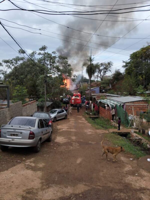 Dos familias perdieron sus viviendas en un incendio registrado detrás del predio de Energía de Misiones en Posadas Dos familias perdieron sus viviendas en un incendio registrado detrás del predio de Energía de Misiones en Posadas imagen-5