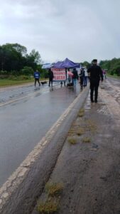 Docentes realizan un corte total sobre la Ruta Nacional 12 en Jardín América imagen-1