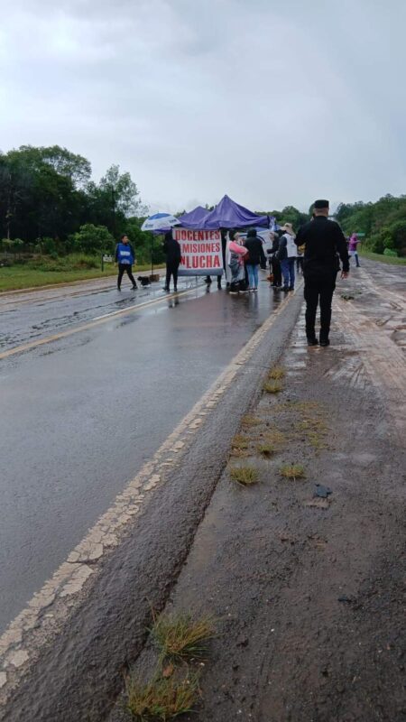 Docentes realizan un corte total sobre la Ruta Nacional 12 en Jardín América imagen-12