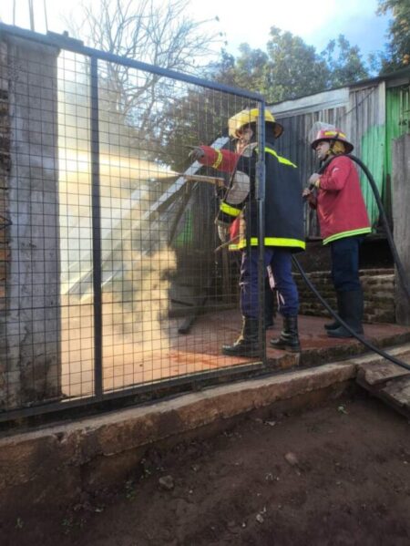 Bomberos sofocaron el incendio de una vivienda en Apóstoles imagen-13