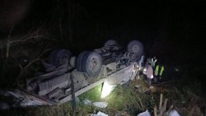 Un camionero volcó en la “Curva de la Muerte” y el cinturón de seguridad evitó una tragedia imagen-8
