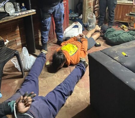Robo a un auto y uso de tarjetas robadas: 12 detenidos tras allanamientos en Posadas imagen-119