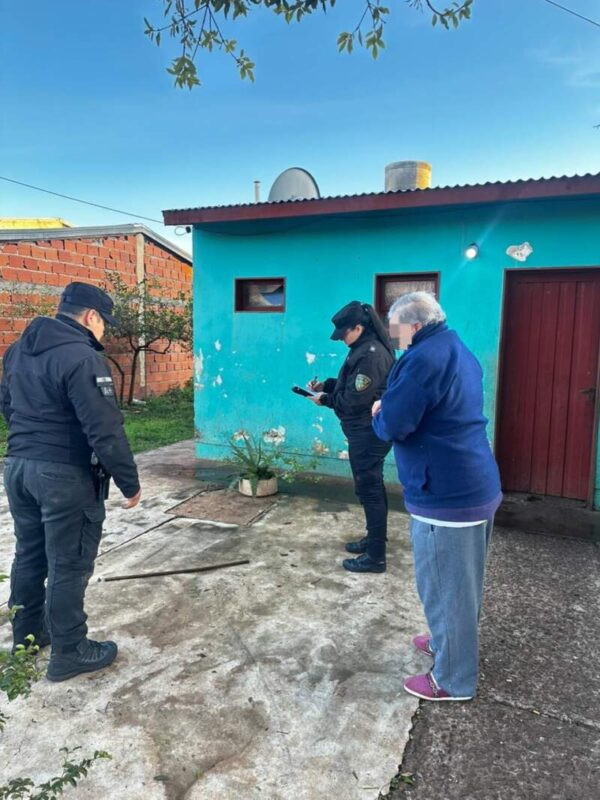 Se atrincheró con una barra de hierro para evitar su detención, pero cayó tras una fuga por los techos en Posadas imagen-5