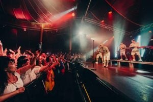 Ke Personajes hizo vibrar París con su cumbia y presentó su nuevo álbum durante su gira europea imagen-3