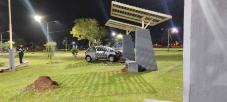 Despistó, atravesó una plazoleta y chocó contra una columna en Posadas imagen-12