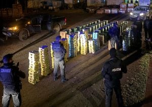 Secuestraron dos camionetas robadas con casi 30 mil atados de cigarrillos tras una persecución en Pozo Azul Secuestraron dos camionetas robadas con casi 30 mil atados de cigarrillos tras una persecución en Pozo Azul imagen-8