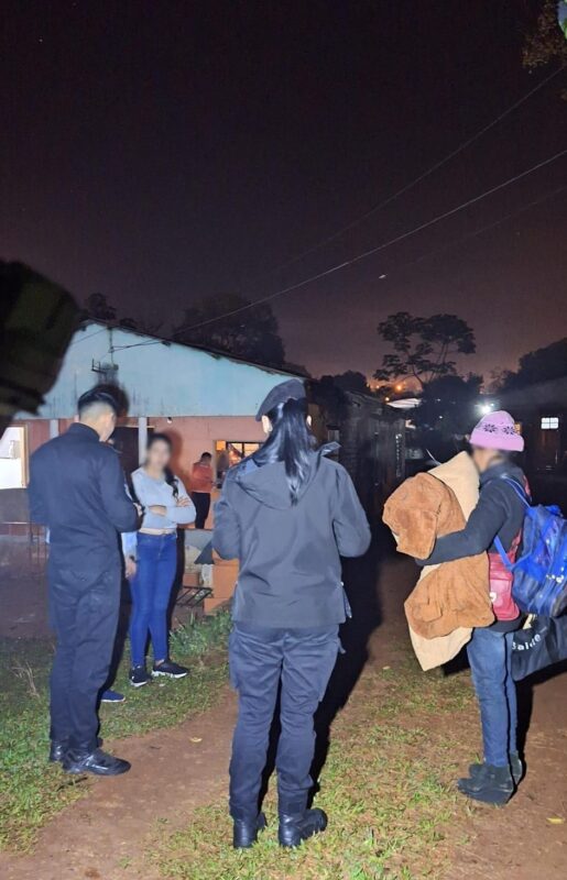 Comando policial brindó asistencia inmediata para resguardar a una mujer ante las bajas temperaturas imagen-68
