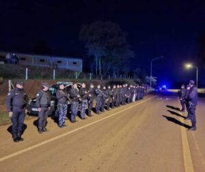 La Policía despliega grupos especiales tras un enfrentamiento con delincuentes que habrían secuestrado a un hombre en Bernardo de Irigoyen imagen-1