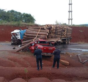 Escapó tras amenazar a su expareja, robó una camioneta y murió tras embestir un camión detenido en Tres Capones: otras dos personas fallecieron y una permanece grave imagen-1