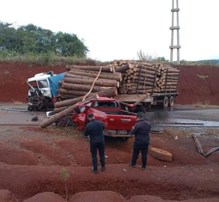 Escapó tras amenazar a su expareja, robó una camioneta y murió tras embestir un camión detenido en Tres Capones: otras dos personas fallecieron y una permanece grave imagen-117