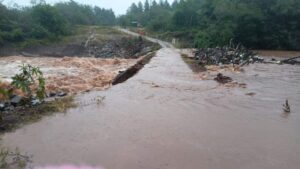 La Policía cerró preventivamente el puente sobre el arroyo Yabebiry para evitar riesgos por el temporal imagen-1