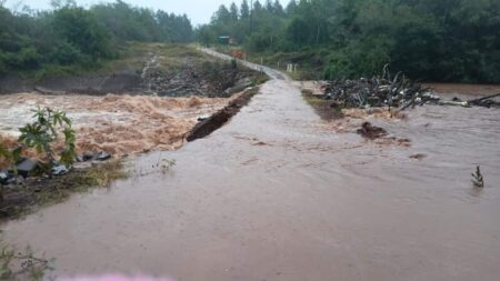 La Policía cerró preventivamente el puente sobre el arroyo Yabebiry para evitar riesgos por el temporal imagen-12