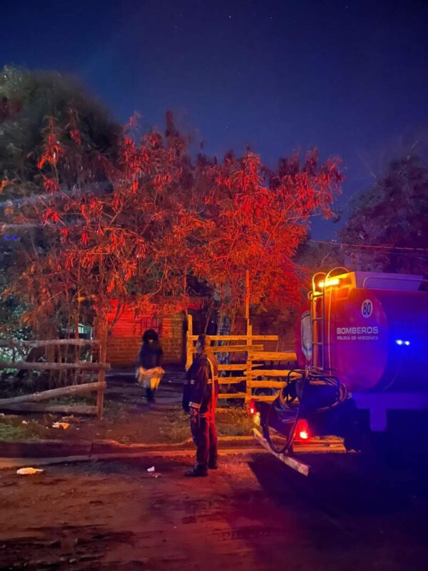 Un principio de incendio afectó el cableado del alumbrado público en Posadas imagen-5