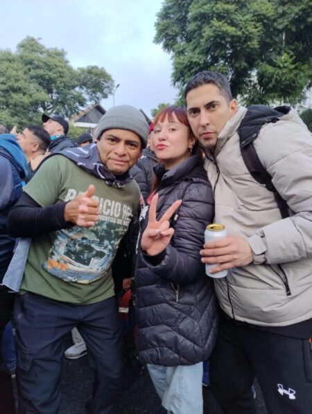 La despedida del Indio Solari: abrieron las puertas del Polideportivo Gatica para que la multitud pueda dar el último adiós al artista en Villa Domínico imagen-7