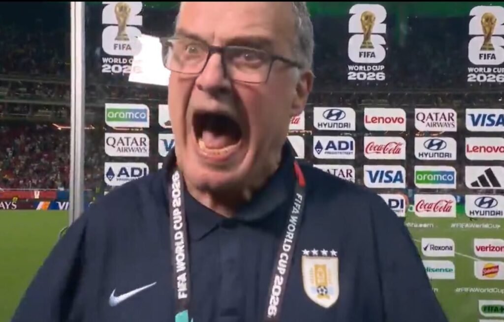 La periodista que entrevistó a Bielsa reveló qué ocurrió antes del exabrupto: “Le pidieron que retrocediera y explotó” imagen-96