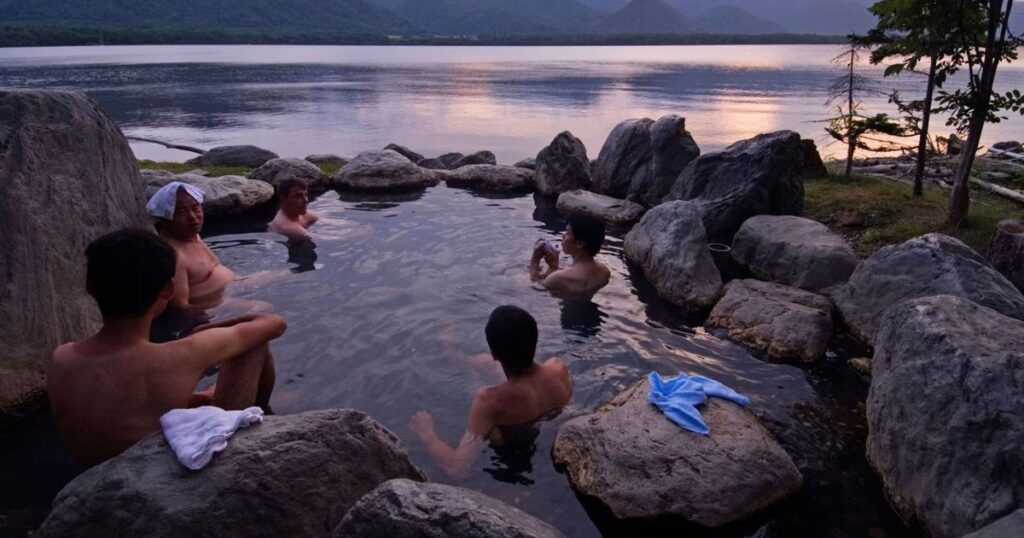 Desnudez obligatoria y tatuajes prohibidos: las reglas que sorprenden a quienes visitan las termas de Japón Desnudez obligatoria y tatuajes prohibidos: las reglas que sorprenden a quienes visitan las termas de Japón imagen-96
