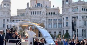 En la Plaza de Cibeles de Madrid, León XIV celebró misa para más de un millón de personas y les pidió "no alimentarse de un pan que no sacia" imagen-4