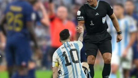 El árbitro de la final contra Francia en Qatar dirigirá el debut de Argentina frente a Argelia imagen-14