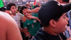 Escándalo en la previa del Mundial: hinchas de Argentina y Argelia protagonizaron violentos incidentes en Nueva York Escándalo en la previa del Mundial: hinchas de Argentina y Argelia protagonizaron violentos incidentes en Nueva York imagen-2