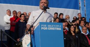 Máximo Kirchner le pegó a Kicillof y pidió que Cristina compita: «No queremos candidatos por default» Máximo Kirchner le pegó a Kicillof y pidió que Cristina compita: "No queremos candidatos por default" imagen-4