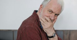 La psicología dice que una de las formas más sutiles de soledad en la vejez es darse cuenta de que las personas que antes te pedían consejo han dejado de hacerlo: no porque no te respeten, sino porque han dejado de esperar que tengas respuestas actualizadas imagen-3