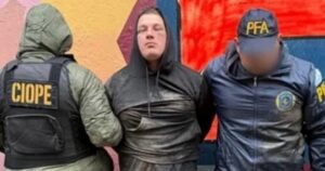 Cayó «Plin», uno de los delincuentes más buscados en Santa Fe: lo capturaron en un boliche de San Telmo Cayó "Plin", uno de los delincuentes más buscados en Santa Fe: lo capturaron en un boliche de San Telmo imagen-2