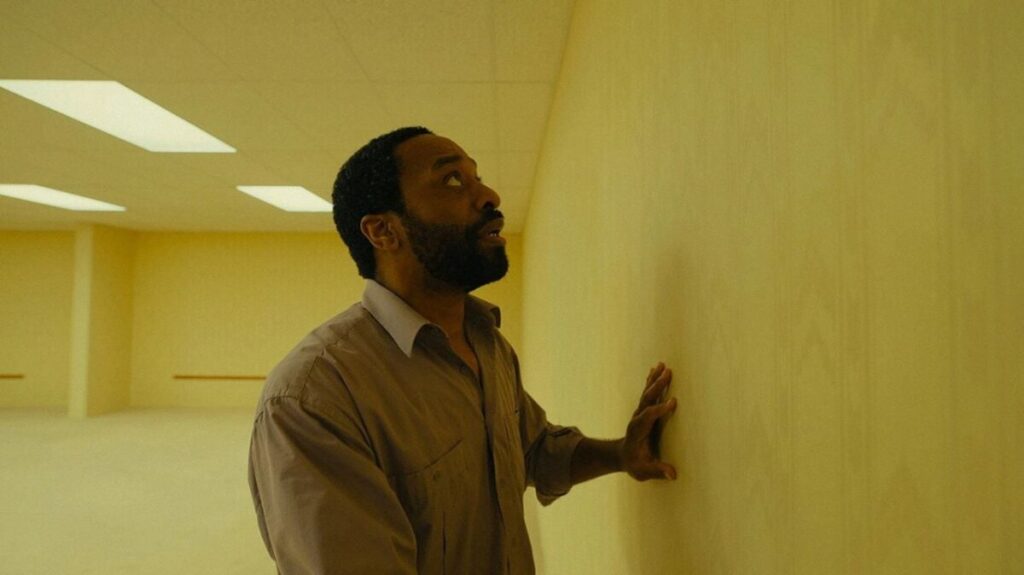 El increíble error en 'Backrooms' que da al traste con toda la idea de la película imagen-5