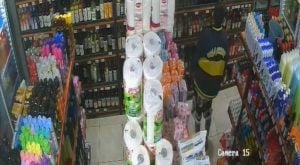 Lo reconocieron por su camiseta de Boca: detuvieron a “Jesusito” por sustraer bebidas alcohólicas en un comercio de Garupá Lo reconocieron por su camiseta de Boca: detuvieron a “Jesusito” por sustraer bebidas alcohólicas en un comercio de Garupá imagen-1