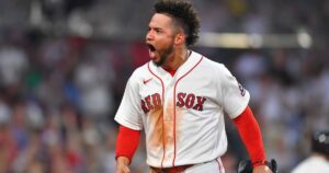 "No es fácil presentarse y jugar con todo lo que está sucediendo en Venezuela": Wilson Contreras conectó un jonrón, rompió en llanto y fue expulsado en una noche emotiva en Fenway Park imagen-4