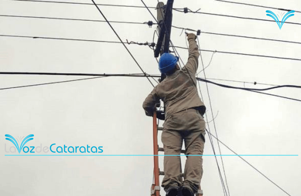Nuevo Iguazú sin luz: Energía de Misiones trabaja en el recambio de cables quemados por sobrecarga Nuevo Iguazú sin luz: Energía de Misiones trabaja en el recambio de cables quemados por sobrecarga imagen-4