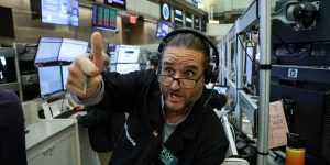 El riesgo país argentino bajó a un mínimo desde 2018: 425 puntos por acuerdo EE.UU.-Irán y mejora de calificación El riesgo país argentino bajó a un mínimo desde 2018: 425 puntos por acuerdo EE.UU.-Irán y mejora de calificación imagen-1