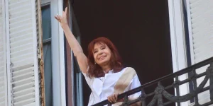 Realizarán esta tarde un banderazo pidiendo la libertad de Cristina Kirchner Realizarán esta tarde un banderazo pidiendo la libertad de Cristina Kirchner imagen-9