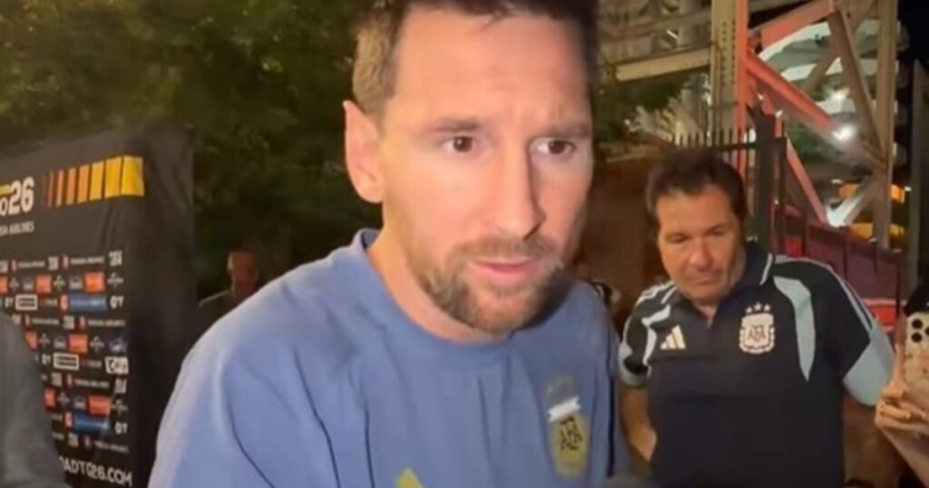 El gesto de Lionel Messi con un periodista venezolano en silla de ruedas que se mezcló entre los fanáticos para entrevistarlo imagen-102