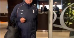 Bielsa: el video de su llegada a Uruguay y ¿qué dijo la periodista a la que le gritó? imagen-4