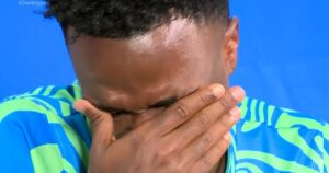 Video: el llanto de Vinícius al ver el testimonio de su abuela imagen-2