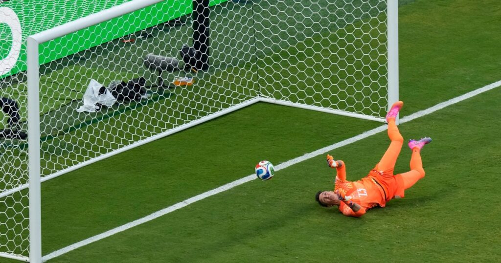 Qué dijo Fernando Muslera tras el error que cometió ante España y la eliminación de Uruguay imagen-38