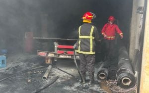 Un incendio provocó daños materiales en un depósito de Posadas y un hombre resultó afectado por inhalación de humo imagen-7