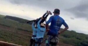 Una enfermera reveló que la joven arrojada desde un puente en Brasil seguía con vida tras la caída: “Tenía un pulso muy débil” imagen-1