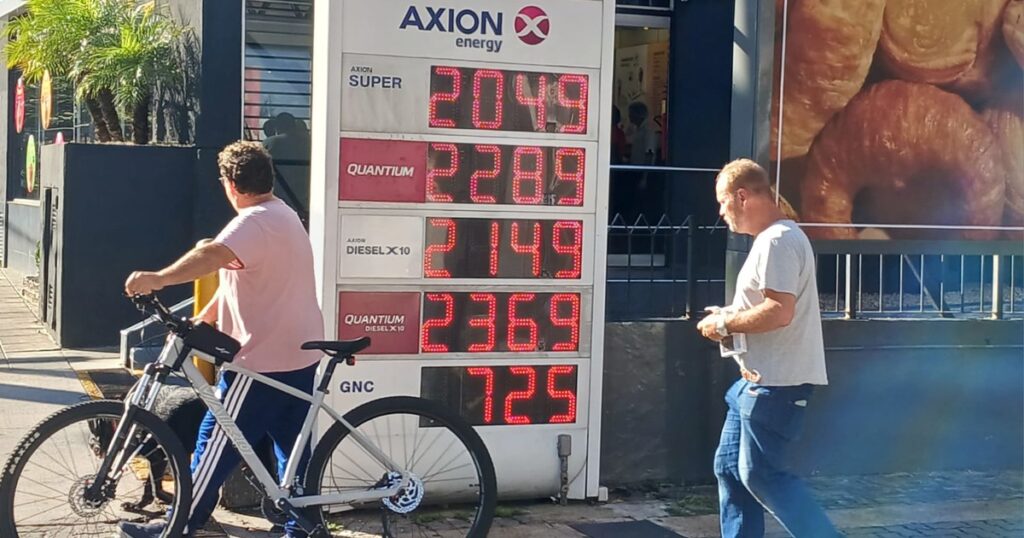 Impuesto a los combustibles: el Gobierno postergó otra vez la suba en medio del aumento del transporte público Impuesto a los combustibles: el Gobierno postergó otra vez la suba en medio del aumento del transporte público imagen-88