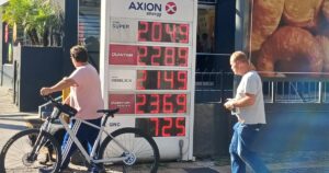 Impuesto a los combustibles: el Gobierno postergó otra vez la suba en medio del aumento del transporte público Impuesto a los combustibles: el Gobierno postergó otra vez la suba en medio del aumento del transporte público imagen-3
